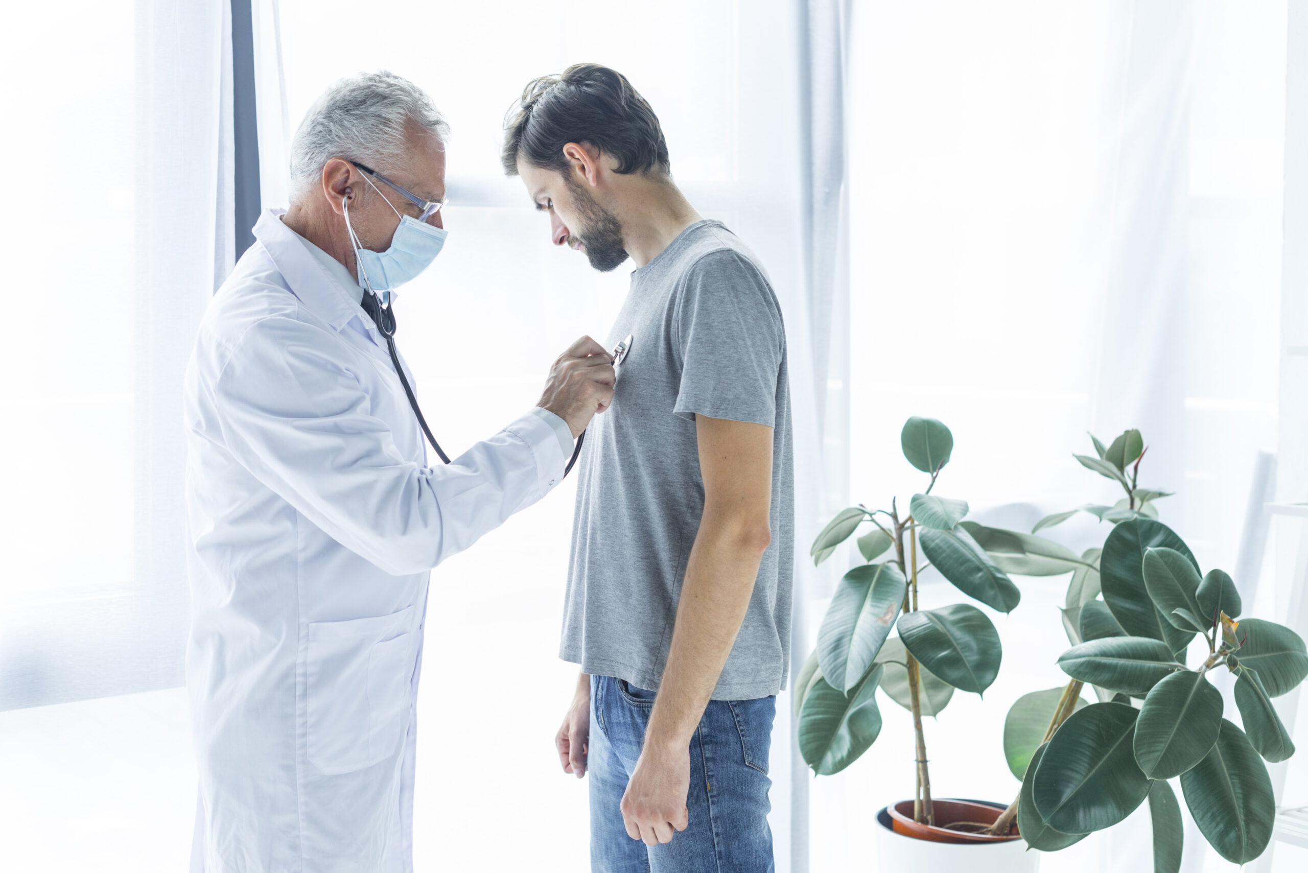 Médico ofreciendo Atención Médica
